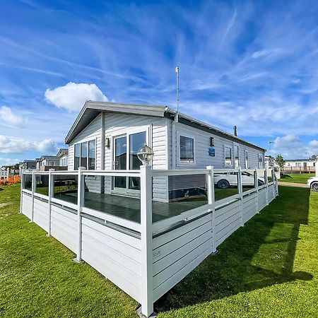 Stunning 6 Berth Lodge With Full Sea Views In Suffolk Ref 68007Cr Lowestoft Exterior photo