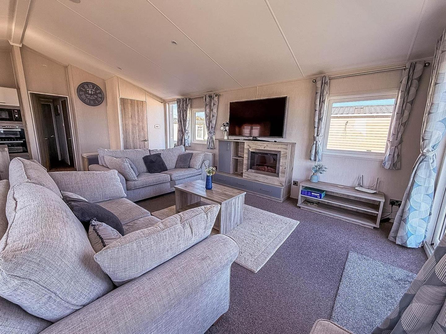 Stunning 6 Berth Lodge With Full Sea Views In Suffolk Ref 68007Cr Lowestoft Exterior photo