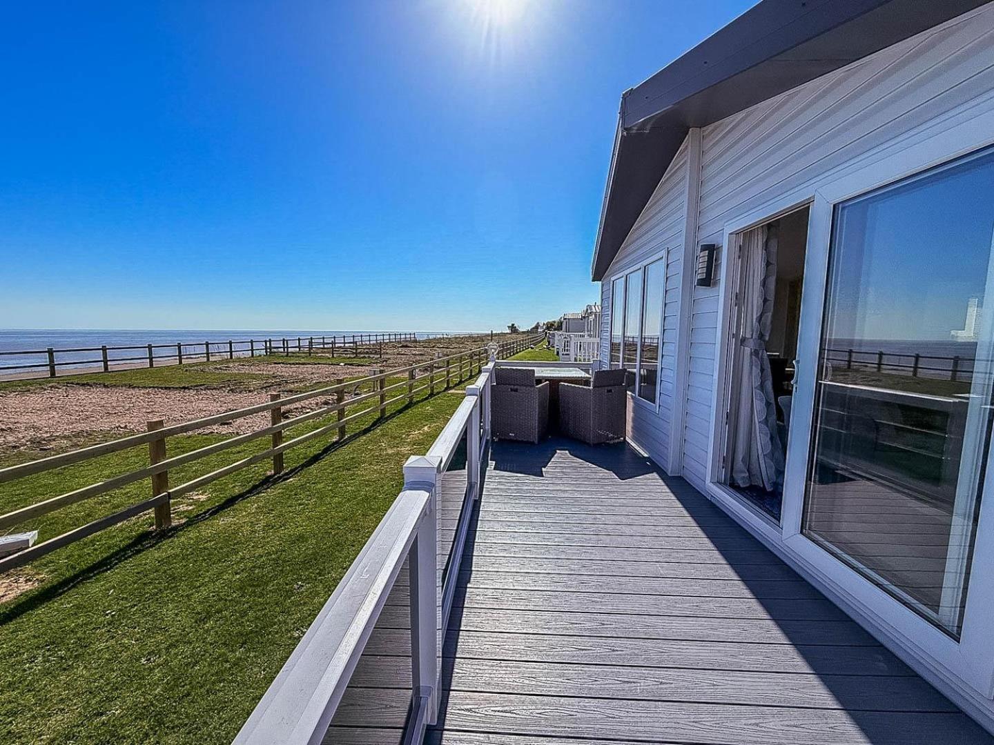 Stunning 6 Berth Lodge With Full Sea Views In Suffolk Ref 68007Cr Lowestoft Exterior photo